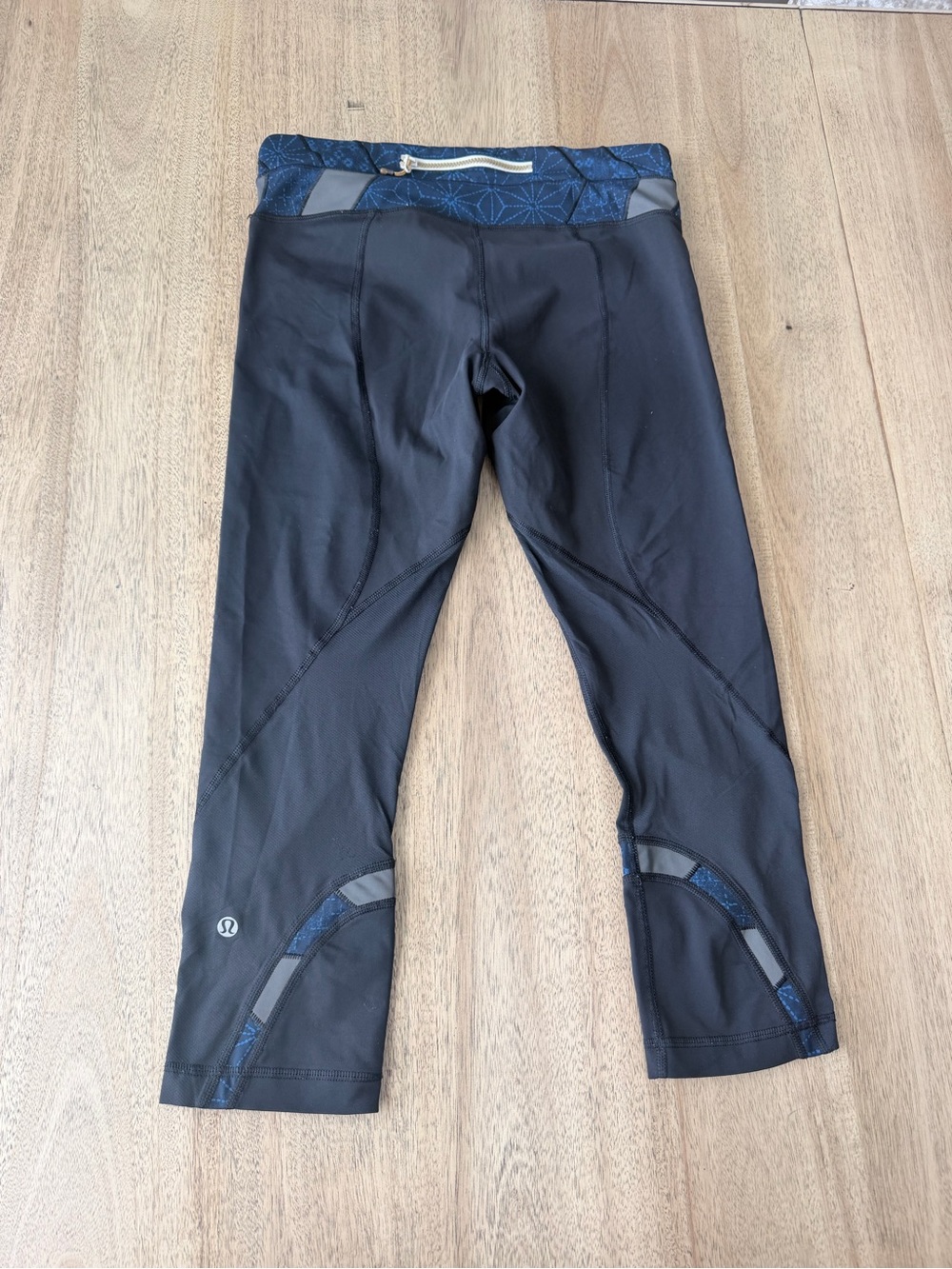 Lululemon Cropped Run Inspire II Black Leggings Black Patterned Waistband Size 6